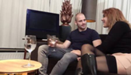 Nikki verrast onder haar rokje - VurigVlaanderen-Meiden