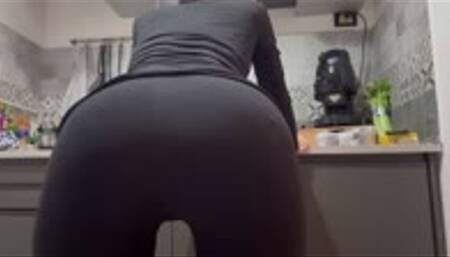 FARTING IN LEGGINGS