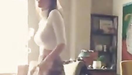 Emily Ratajkowski dancing