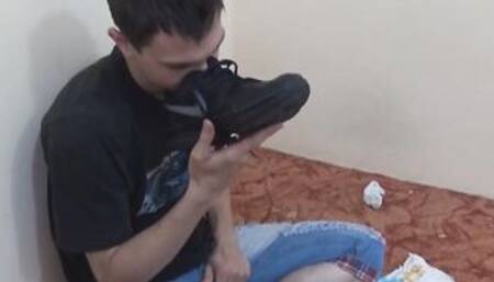 Sweet twinky with a feet bdsm offer himself a super sexy hand job