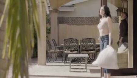 Jackson knocks on Jennifers front door