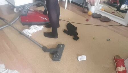 Staubsaugen Nylonpanties und Socken vom Boden