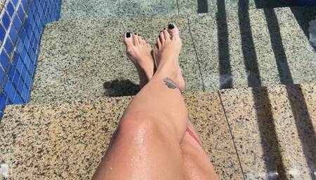 showing my feet in the pool