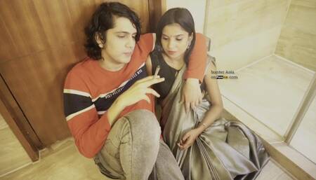 Indian girl in saree having Romantic Sex on Floor with her Boyfriend