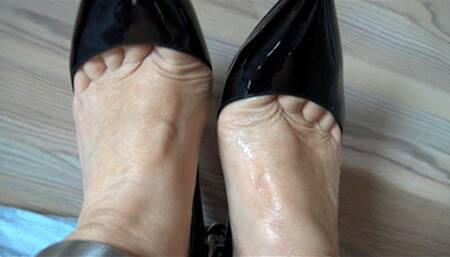 CUM ON MY SOLES LOUBOUTIN SOKATE AND JEANS - MP4 1920x1080