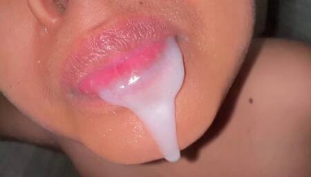 Salary badhane ke lie Nurse ne Doctor ke Lund Chosate hai Hospital ke Bathroom par