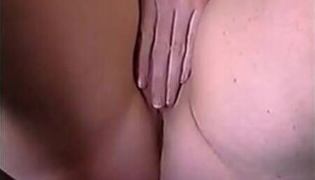 Rødhåret dansk kone viser sin behårede kusse frem