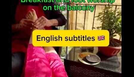 MOBILE VER: Colazione e adorazione piedi sul balcone - Breakfast and foot worship on the balcony (English subtitles)