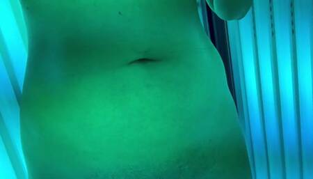 Gym girl fingers herself in tanning bed