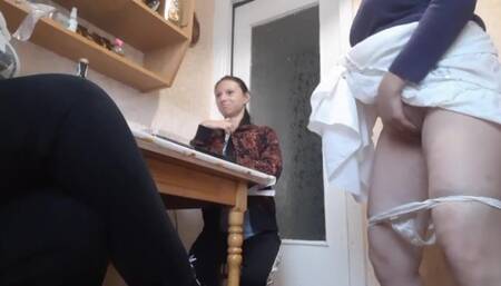 У нашей третьей девушки начала течь киска и она кончила на кухне под наши грязные разговоры