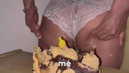 The voluptuous giantess Mia bbw wants you to eat her and her cake