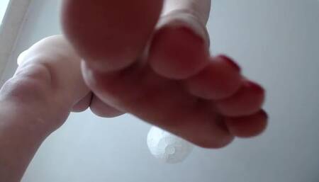 I am a beautiful giantess! Crush you, little creature!