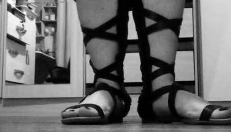 @tici_feet IG ticii feet shaking earth - giantess style (preview)