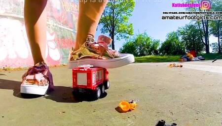 Kati´s giantess, crush toy car trampling , girl sneaker , toycrush, plastic car, jumps , smashes car