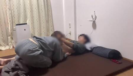 寝起きのイケメンM男に手コキフェラ騎乗位責めしたら寝バックで生中出しされました。japanese amateur wake up morning sex - えむゆみカップル