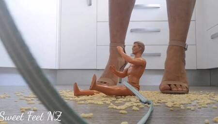 Giantess and NAUGHTY TINY!!