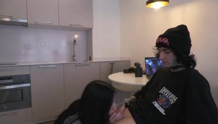 ME CORRO DENTRO DE MI HERMANASTRA MIENTRAS ESTÁ EN CLASES ONLINE - EXLOVERX