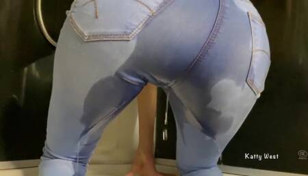 Пописала в джинсы и получила золотой дождь на лицо и в рот