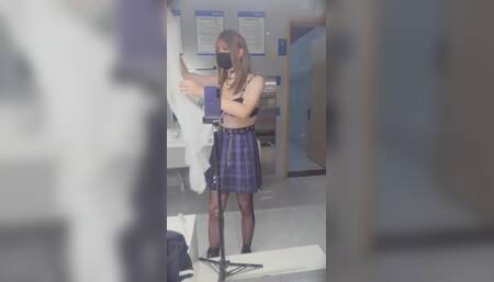 伪娘 // 公厕露出玩飞机杯，结果秒射