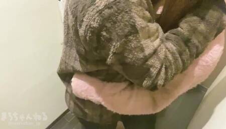 宅飲み中の友人宅トイレで小柄な美女が騎乗位腰振り生ハメセックスで膣奥を突かれて中出しフィニッシュ まろちゃんねる/日本人/素人/カップル/ハメ撮り/無修正/japan/hentai