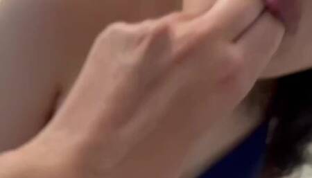 Entro a escondidas a la habitación de mi hijastra mientras se quita la ropa ????