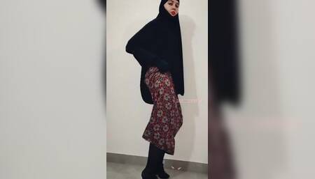 Slim Muslim Girl seduces you with Firm Buttocks to get Hot Anal. ???? Do you want to fuck her?