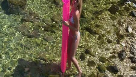 883 Lili Vanili a game with a deckchair on the water