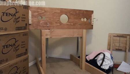 Donna: Mini-Enema in Pillory