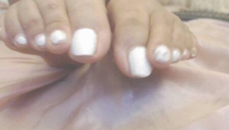 White Toe wiggling