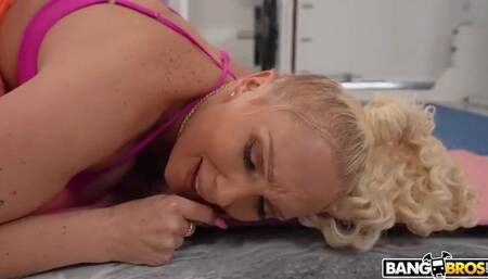 Alexis Andrews Starts Sucking Her Personal Trainer's Dick After Her Ass Workout