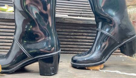 A Shoejob Dream comes True - Bootjob in Tramplegirls Marc Jacobs Rubber Boots - Fruitcrush, Shoejob and CBT - White Nylons and Footjob - multicam - 4k Quality