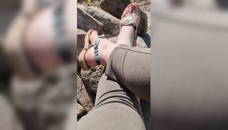 Dangling my sandals on my feet and they will fal off.????