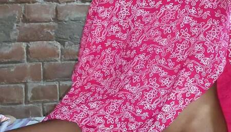 Bihari ladki apne boyfriend ke liye apne chuche ko daba aur sath me doggy style me chut aur gand me fingering kar rhi.