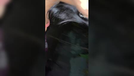 Mi papá Celoso evito que fuera a casa de mi novio, espero a que duerma y follamos en mí patio