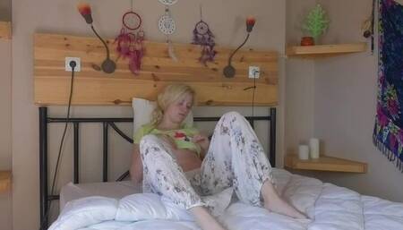 This lifelike dildo gives Anna Mai an intense climax