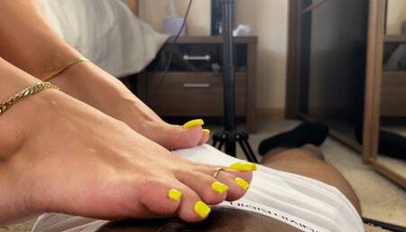 Splendidheels makes me shoot a big load with her yellow pedi