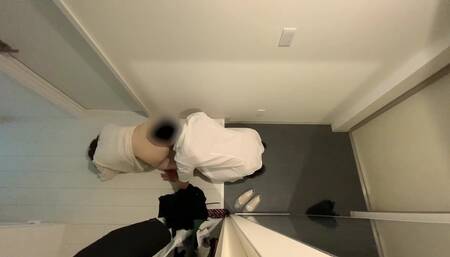 帰宅するとすぐに玄関でセックスしているカップルを観察する