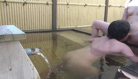 Relaxing lovey-dovey hot spring