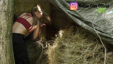 Ferngesteuerter Orgasmus beim Heu machen - Outdoor Spaß