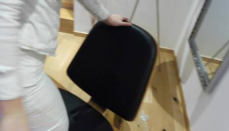 Sie pisst sich in die Jeans Hose und reitet trocken seinen Schwanz