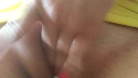  мастурбирует свою киску крупным планом и сладко стонет