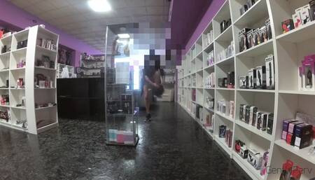 DESIDERIA SEXSHOP ADVENTURE parte1. A cazzo duro per la commessa.