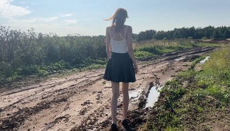 A girl in high-heeled shoes wanted to smear her shoes with mud, but did not expect that it would be so deep that her feet would be sucked inside