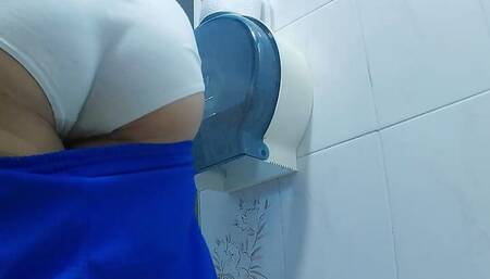 Amteur camera records nurse trapped in hospital bathroom