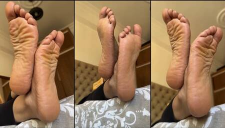 Kawtar - wide wrinky hijabi feet