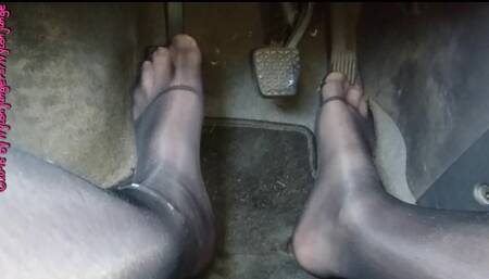 Waiting at the Bahnscrhanke, Nylonfeet