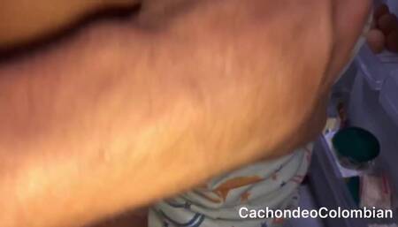 NOS DEJAN SOLOS EN CASA, SE DEJA COMER SU RICO CULO