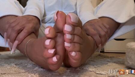 I DILATE YOUR MOUTH WITH MY WET FEET