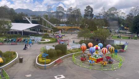 Public lesbian sex in amusement park (real)