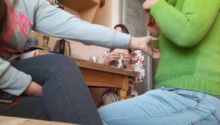 Игра в карты на раздевание с русскими пошлыми разговорами закончилась... - lesbian_illusion